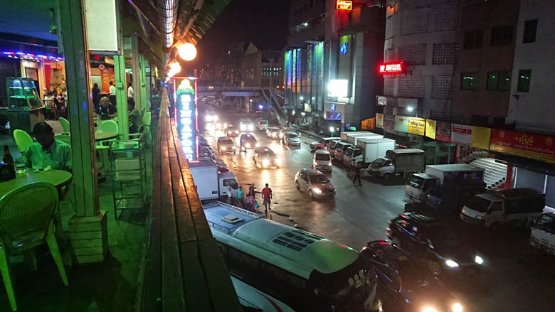 ヤンゴンのダウンタウンの夜